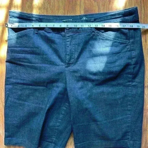 St. John’s Bay Bermuda Shorts Women’s Size 16 Dark Denim - Picture 5 of 7